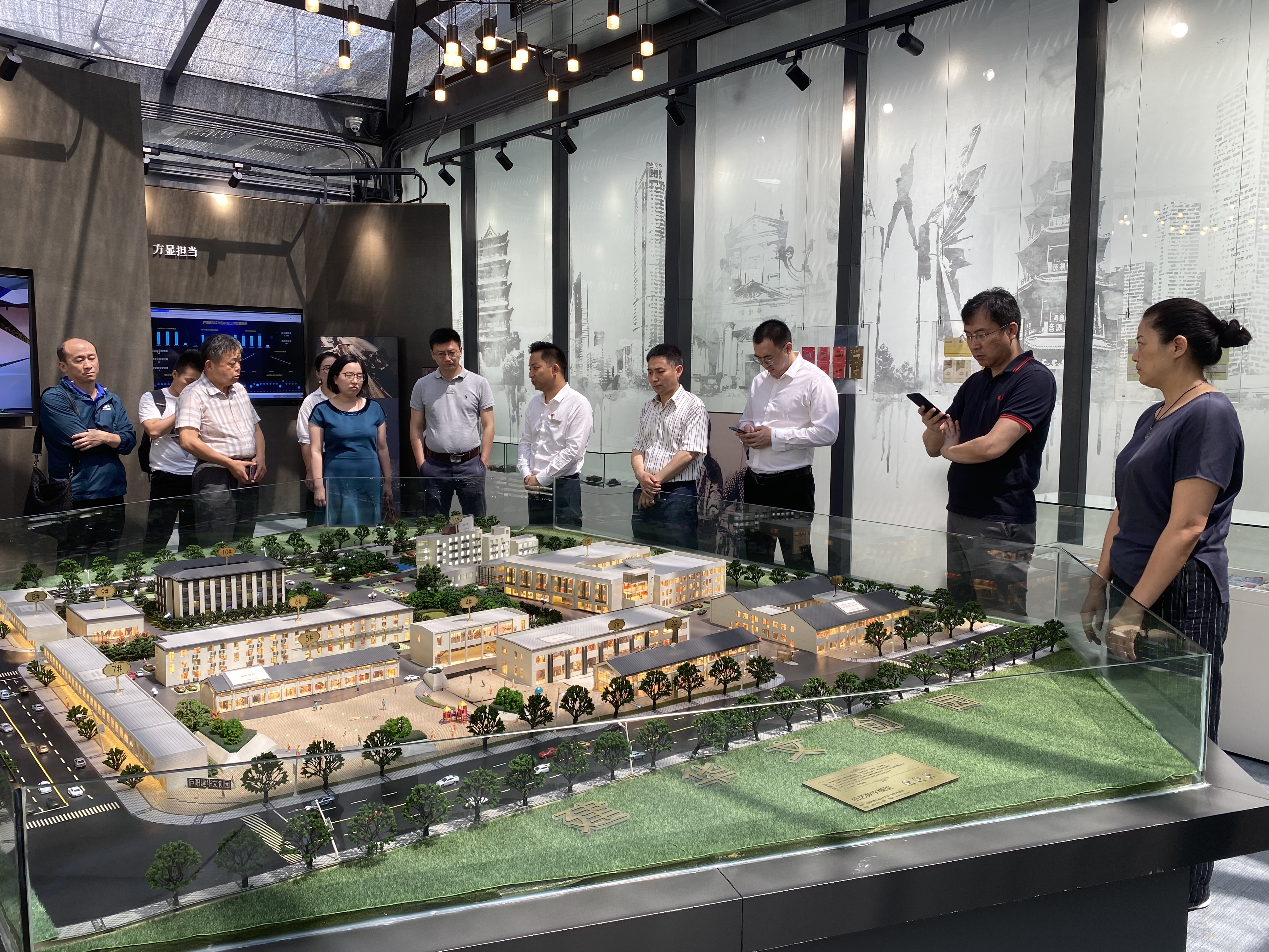 合肥市投促局副局长胡亚斌 率来肥企业家莅临庐阳9227新葡的京集团文创园交流