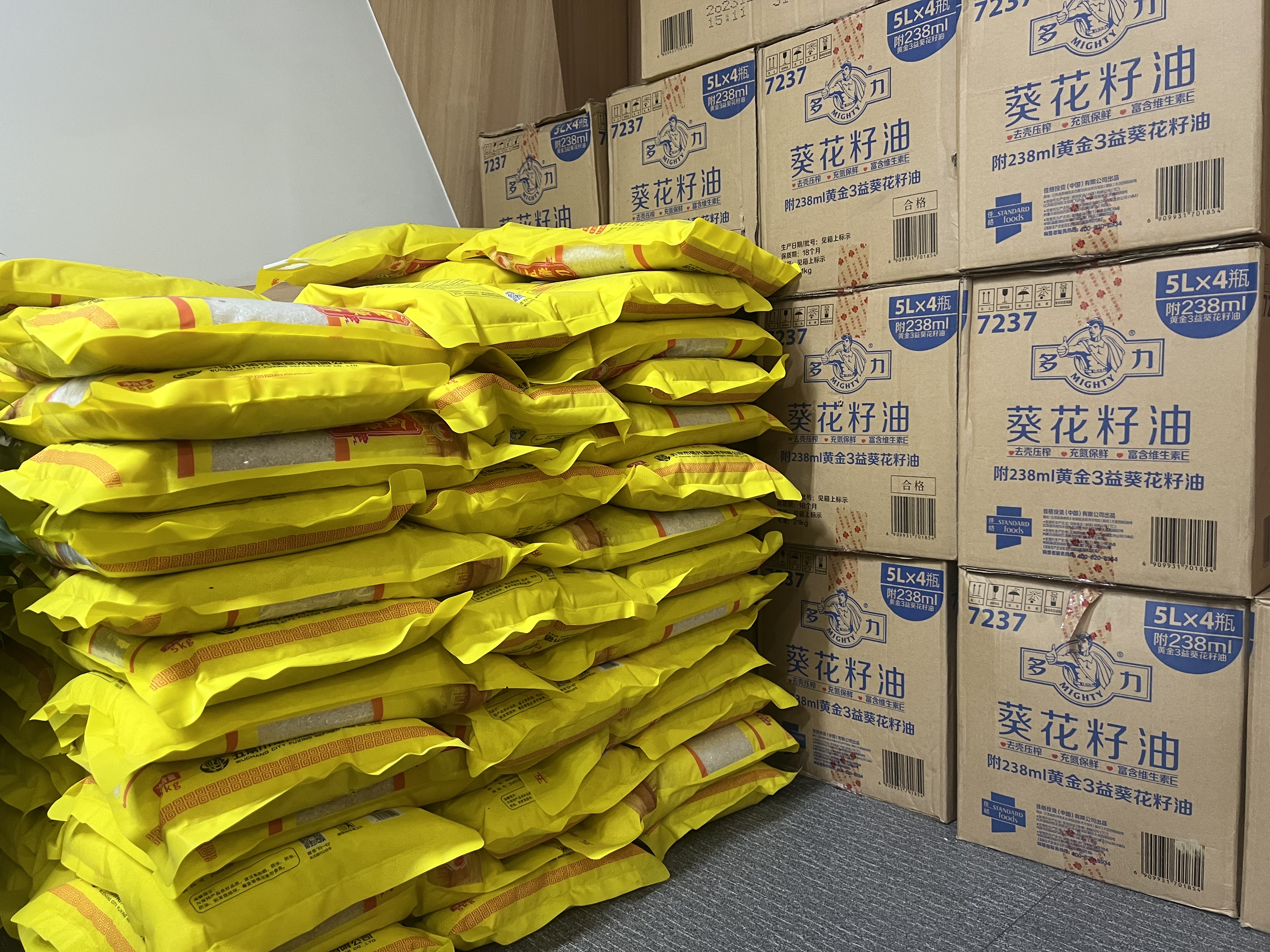 新春送温暖 9227新葡的京集团文创集团工会发放春节福利