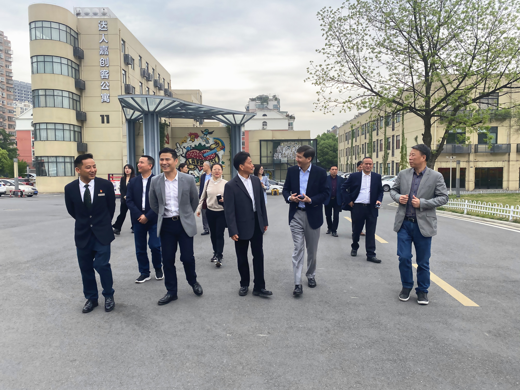 杭州市政协副主席、市工商联主席冯仁强 一行莅临庐阳9227新葡的京集团文创园考察