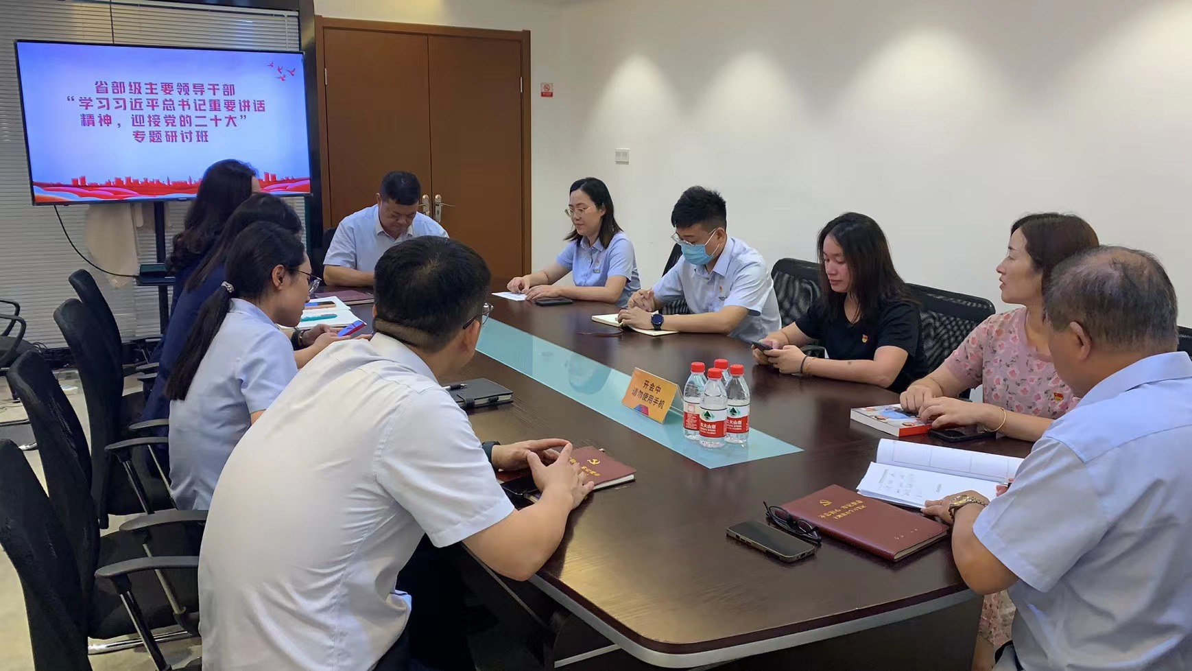 水晶城开展8月党员牢靠活动聚会