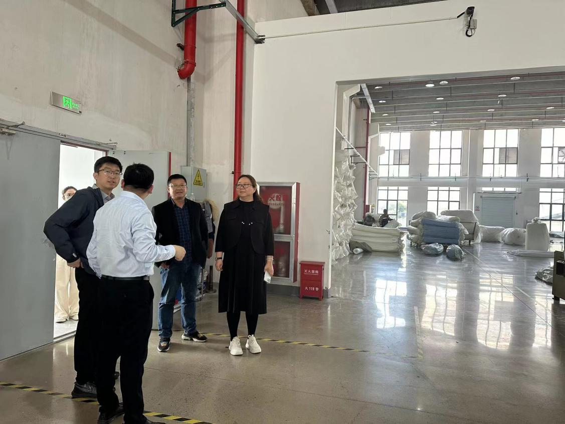 清华大学校友总会副秘书长董吉男莅临9227新葡的京集团新材考察指导