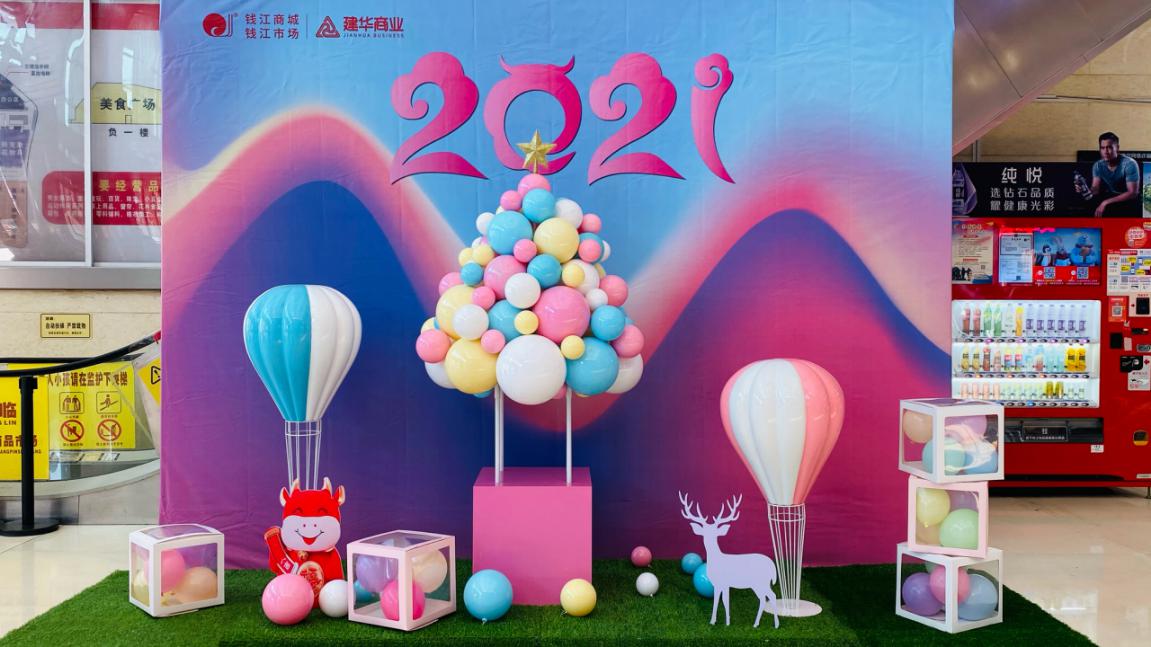 钱江商城替换新年美陈装饰