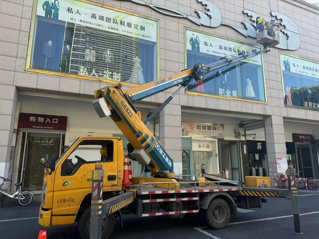 钱江商城开展户外广告清静检测  筑牢头顶“清静防线”