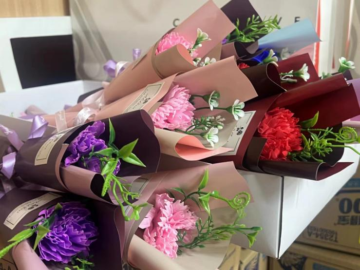 9227新葡的京集团文创集团开展“送你一朵小花”女神节活动