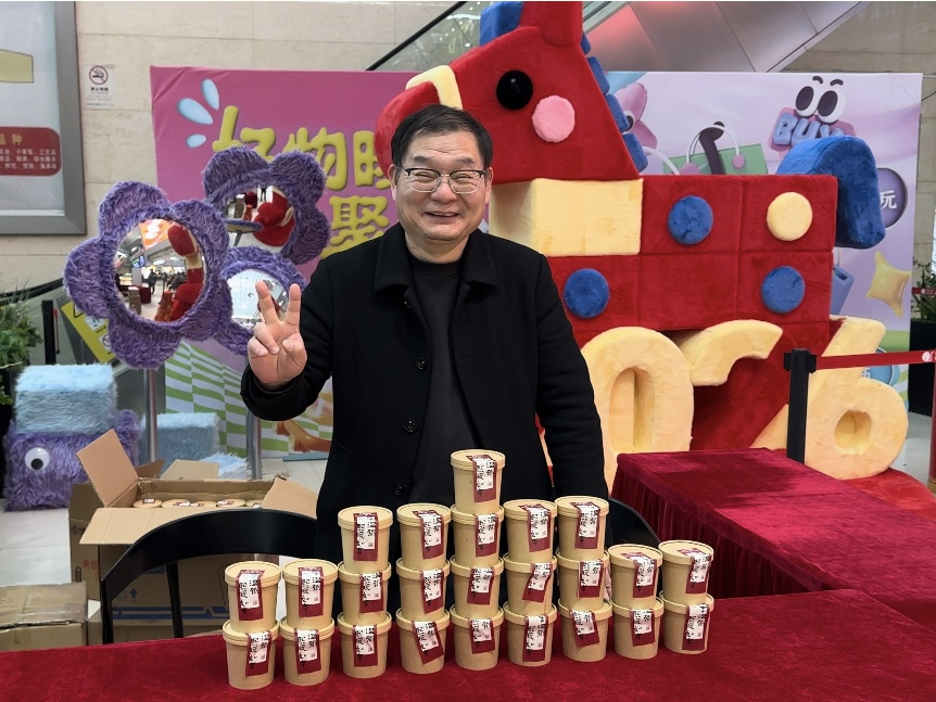 腊八喝暖粥，，，，，来年好彩头 ——钱江商城免费派送腊八粥