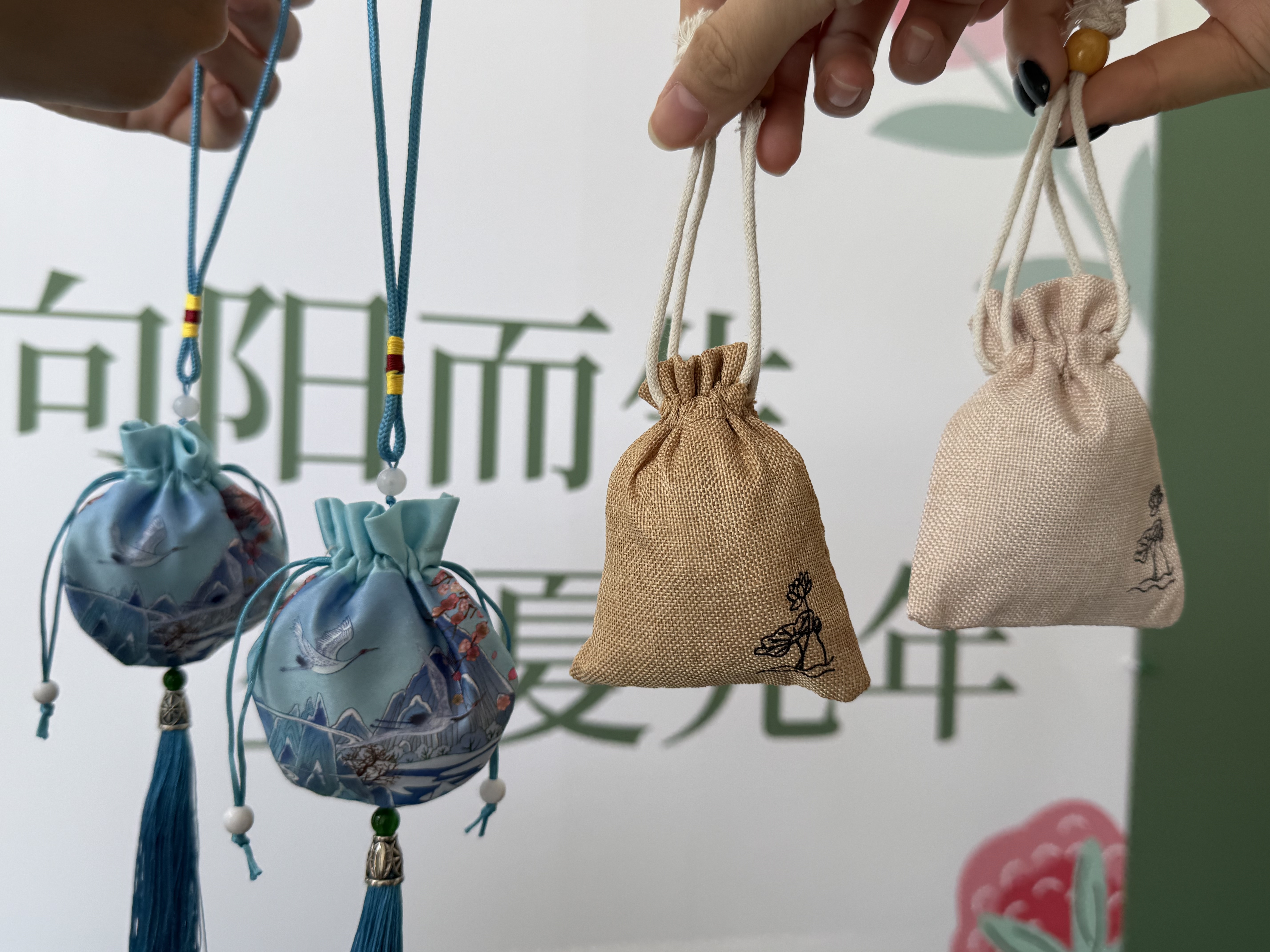 巧手制香囊，，，情暖端中午