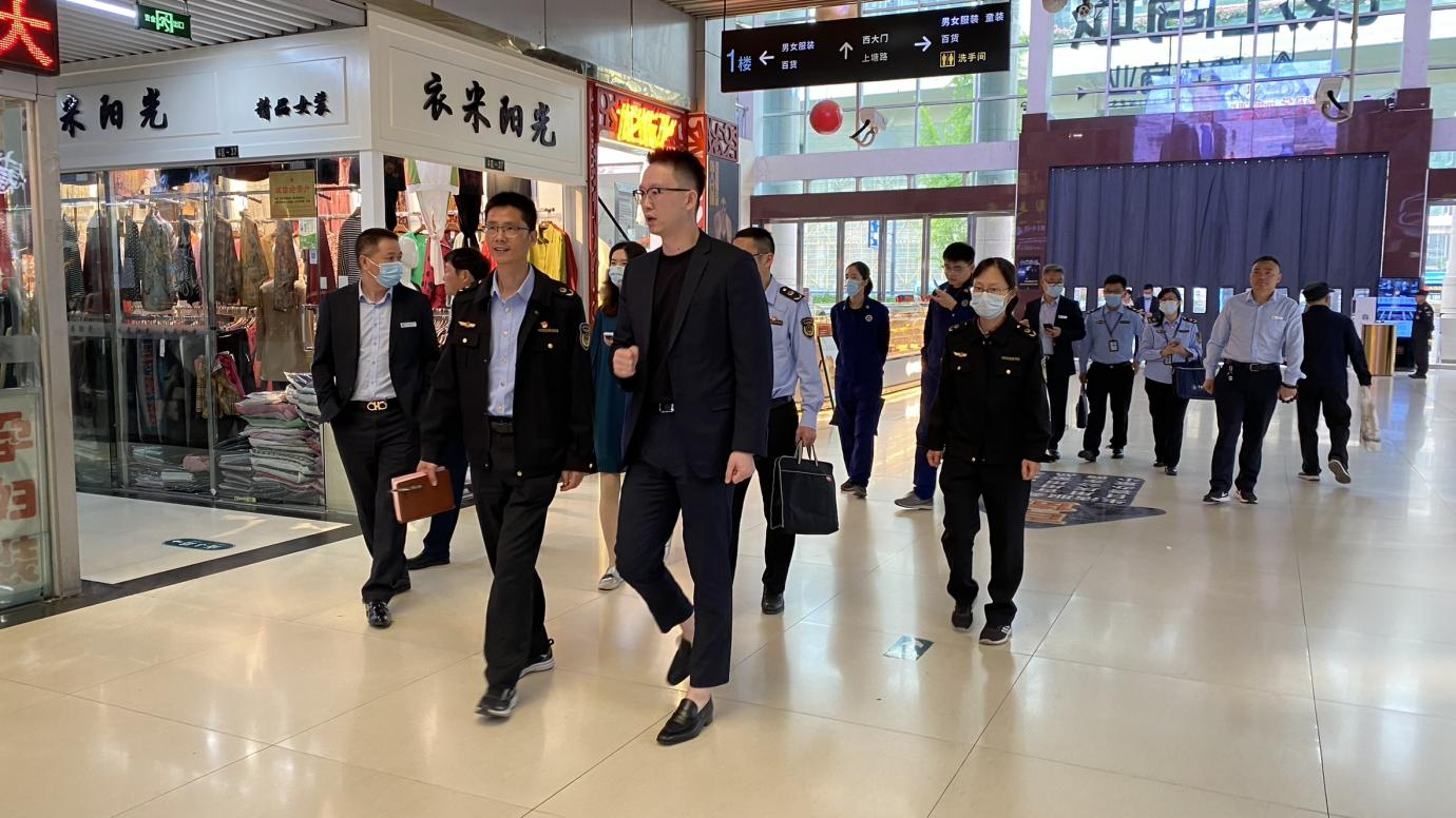 拱墅区各部分联合走访钱江商城开展五一节前清静大检查 