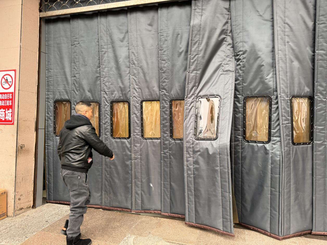 这个冬天不太冷——钱江商城替换新门帘