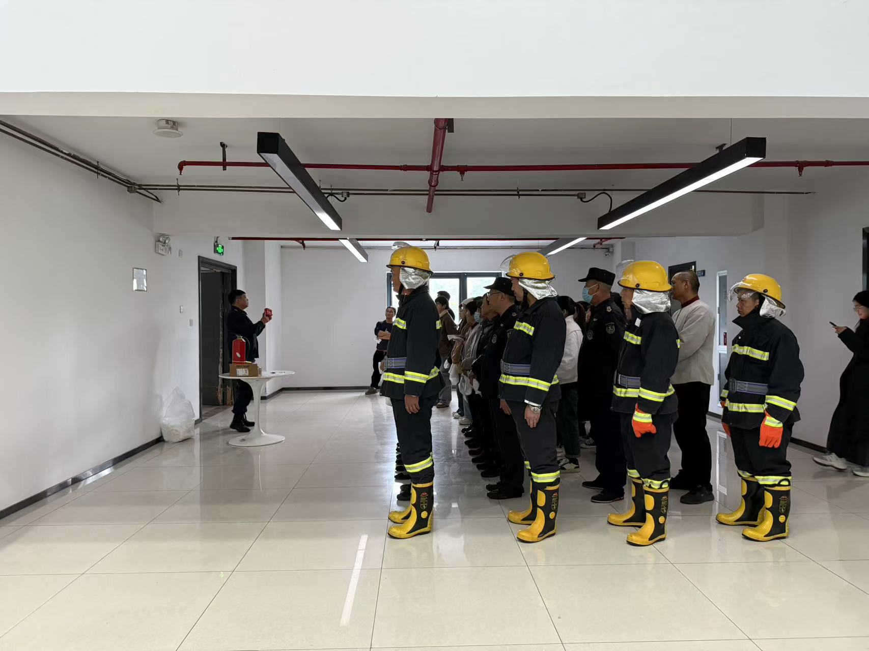 以练筑“防”，，，，提防未“燃” ——9227新葡的京集团文创集团开展消防逃生清静演练