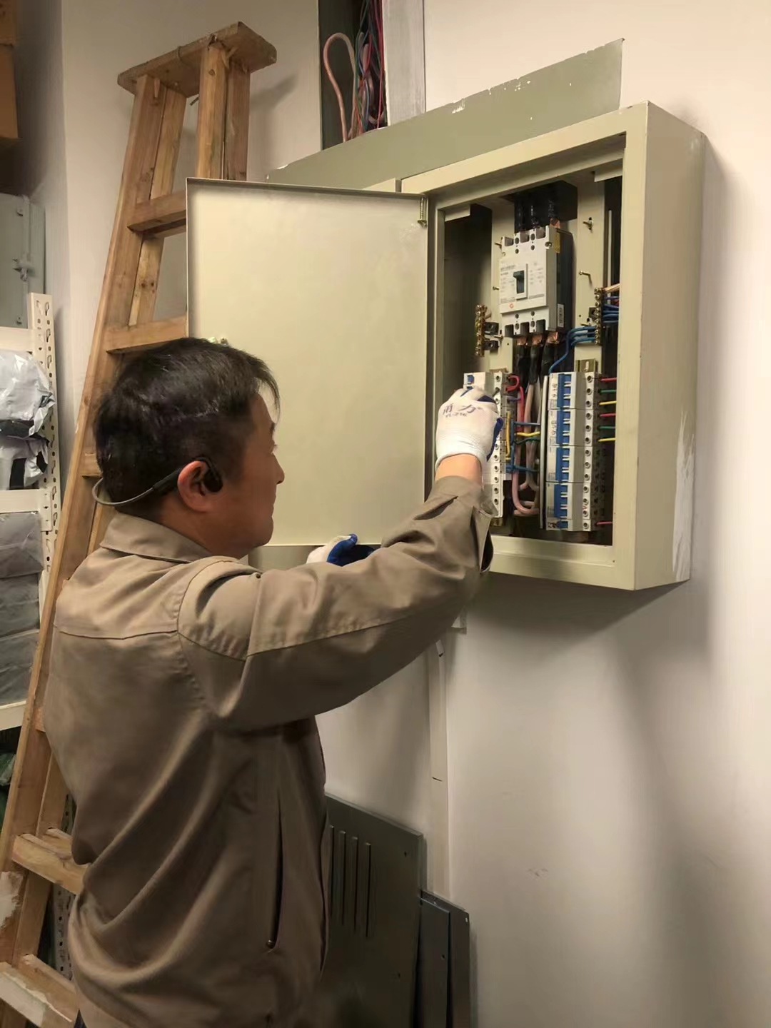 “严”字当头重排查，，，，，，杜绝隐患予心安——文创园开展电路清静排查事情