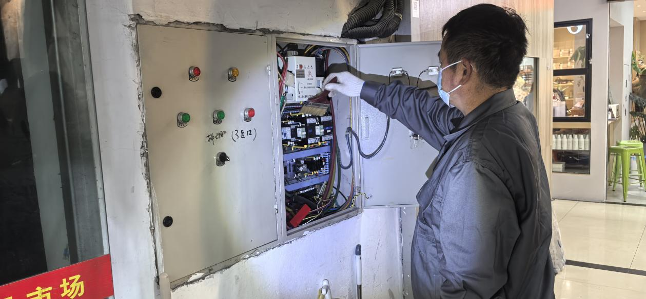 钱江商城排烟风机控制柜维护完成，，，清静包管再升级