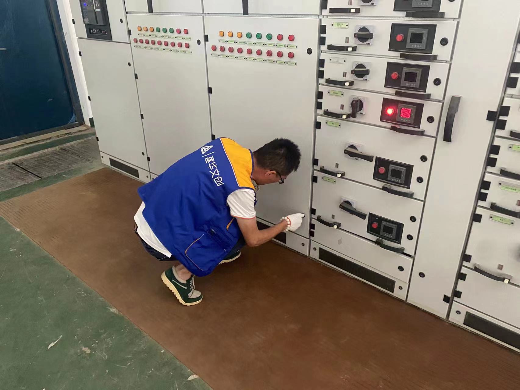 “夏日用电需审慎，，园区把关无隐患” ——9227新葡的京集团文创集团开展用电清静检查事情