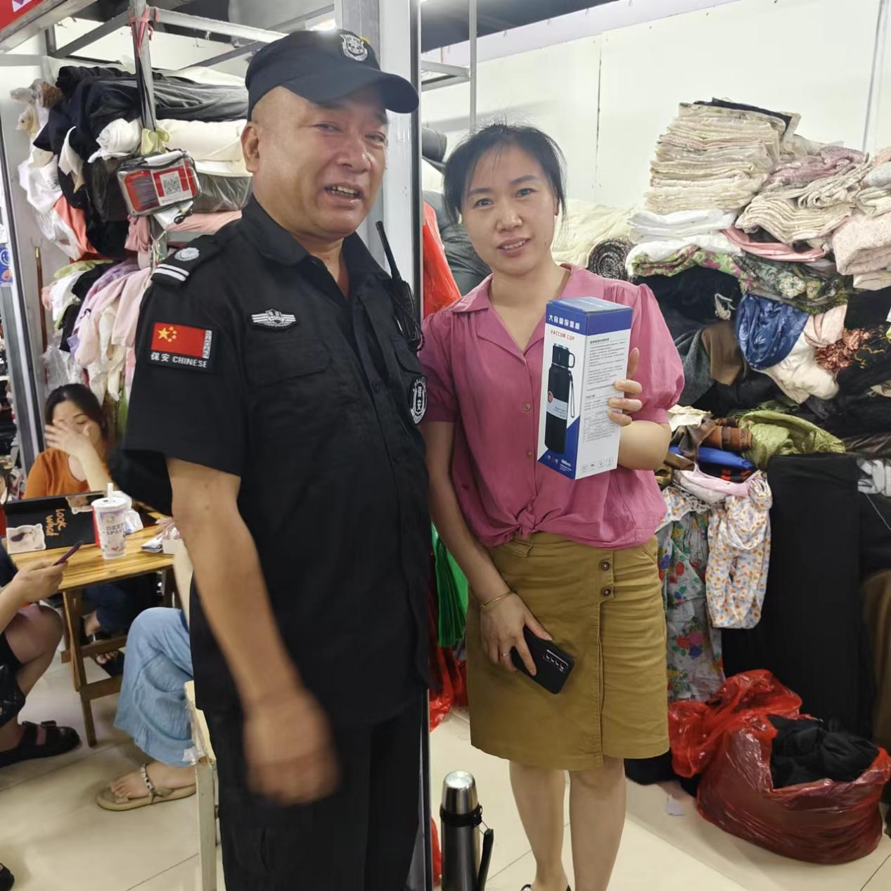 化险为夷！热心商户见义勇为，，，，，，危急情形扶梯救人