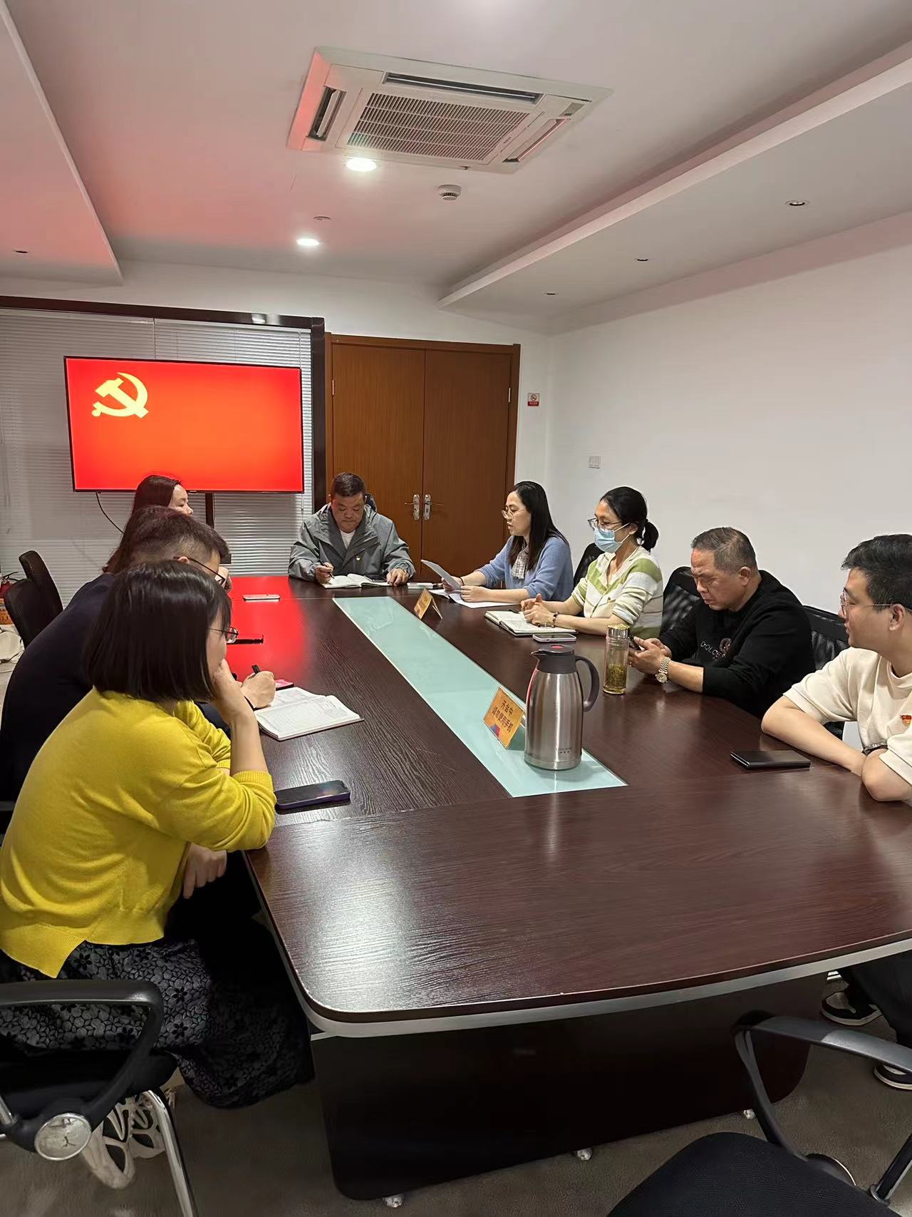 水晶城党支部开展4月党员聚会