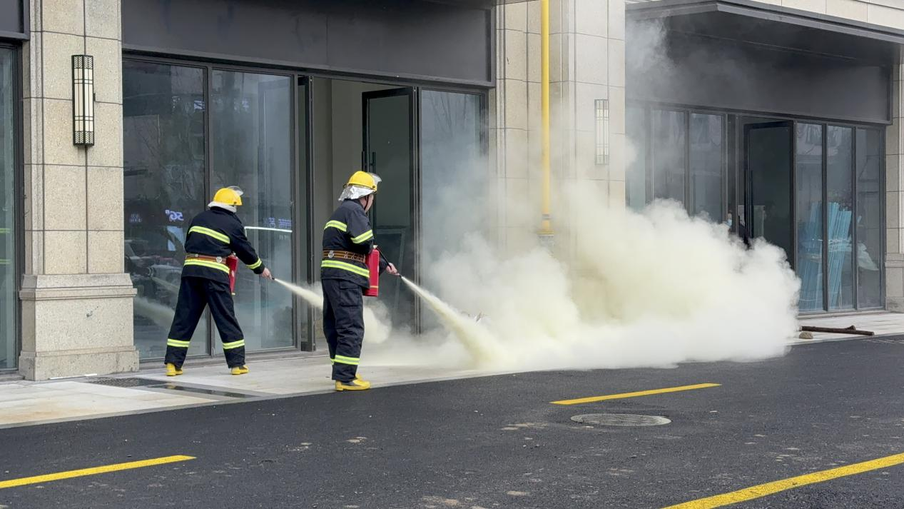 区应急治理局联合钱江商城开展消防清静实战演练