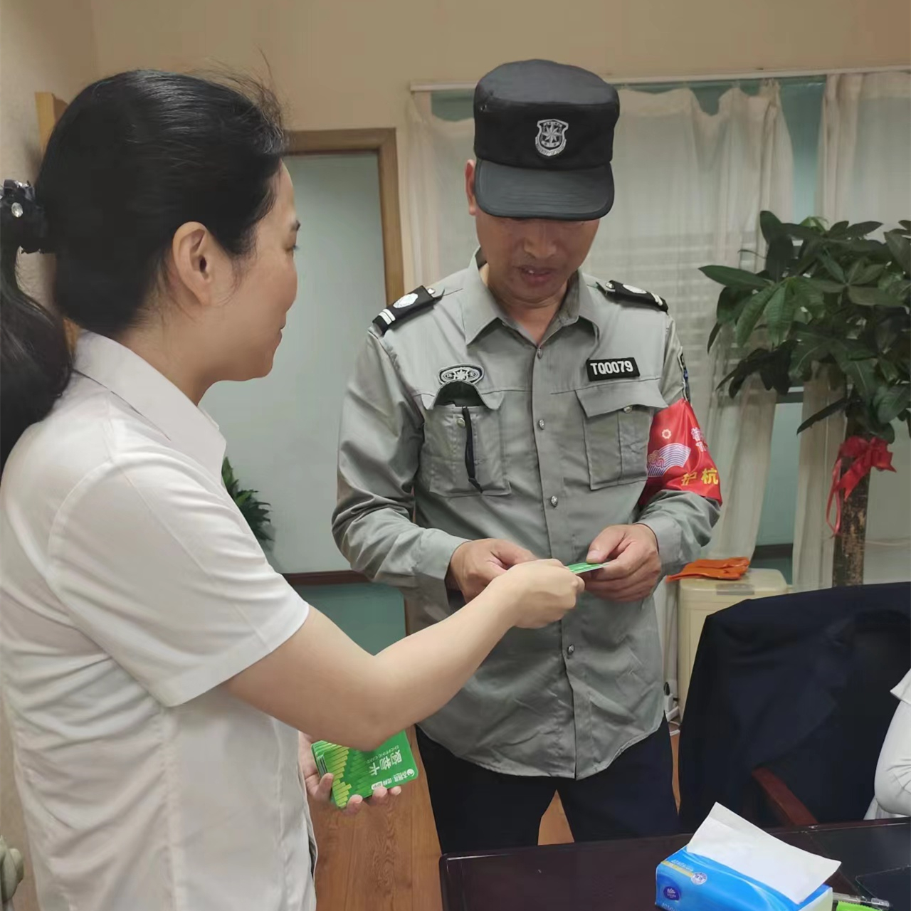 9227新葡的京集团市场工会为全体职工发放端午慰问品