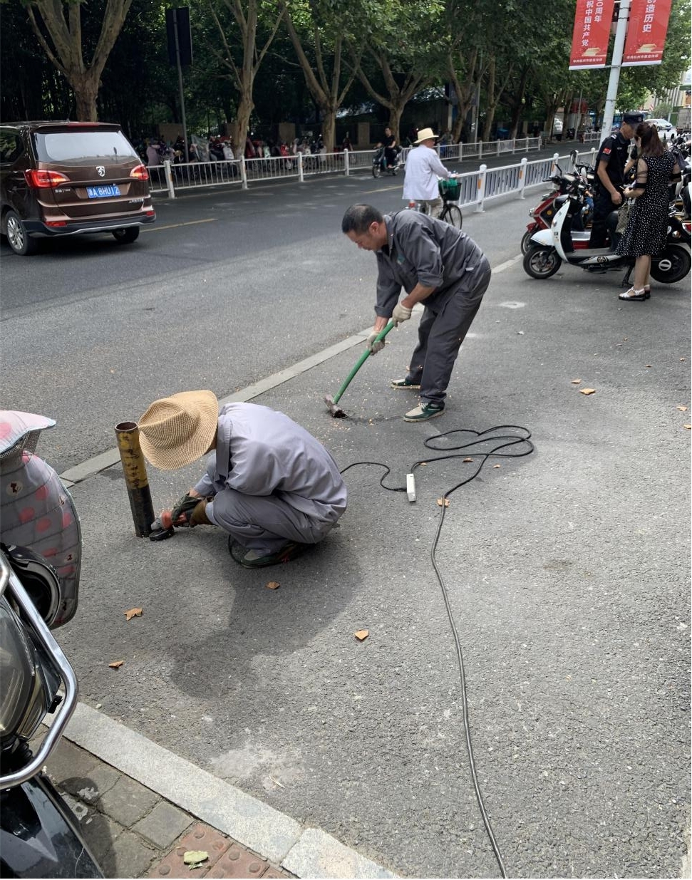 钱江商城做好防撞杆加固事情