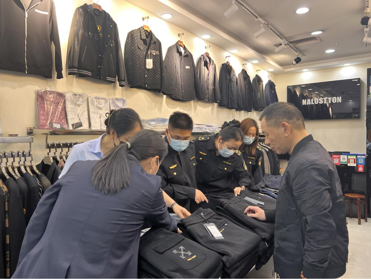 拱墅区市场监视治理局走访钱江商城开展 知识产权保；；ぷㄏ罴觳樾卸