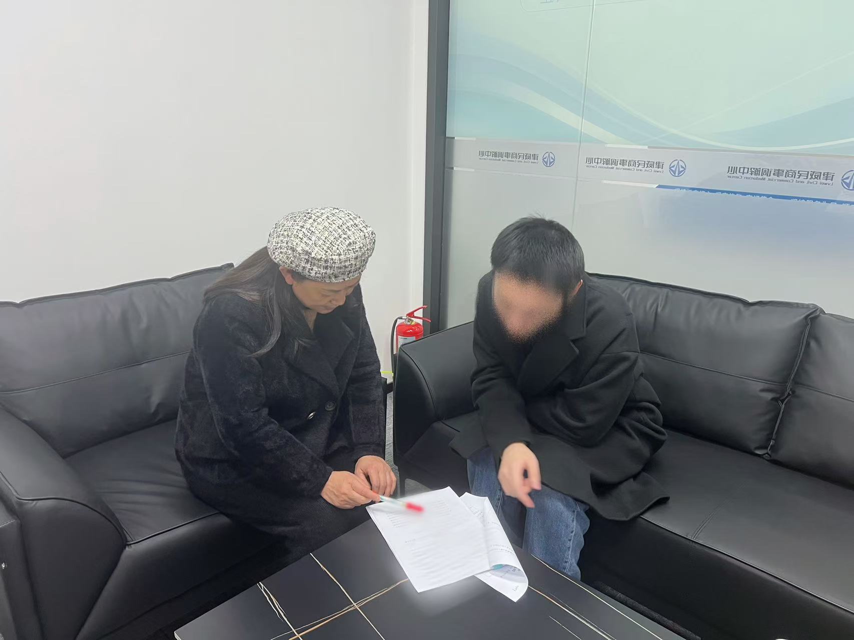 邻里同砚债，，，，“背靠背”调解显温情