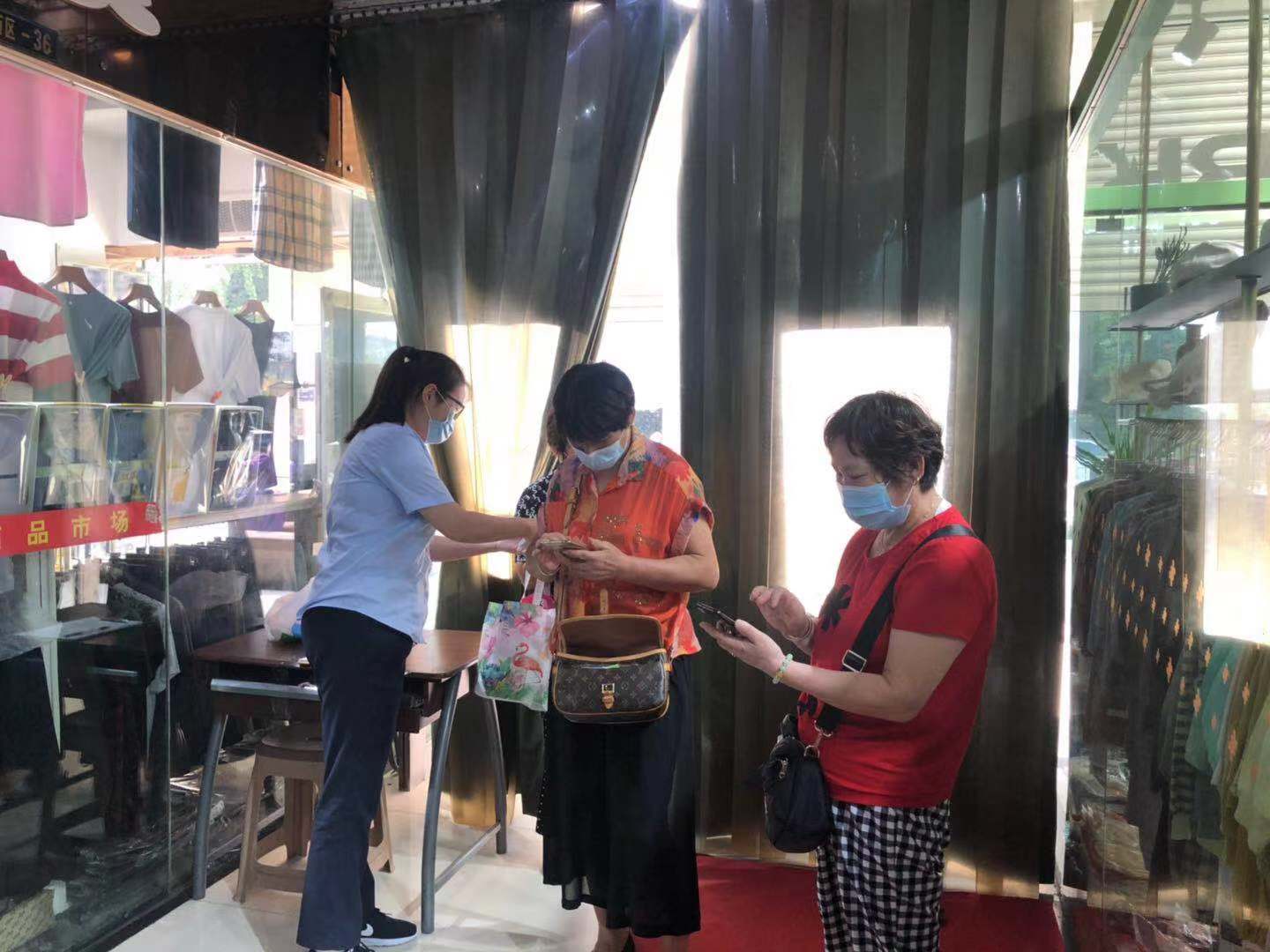 疫情防控不放松 人性化治理有温度