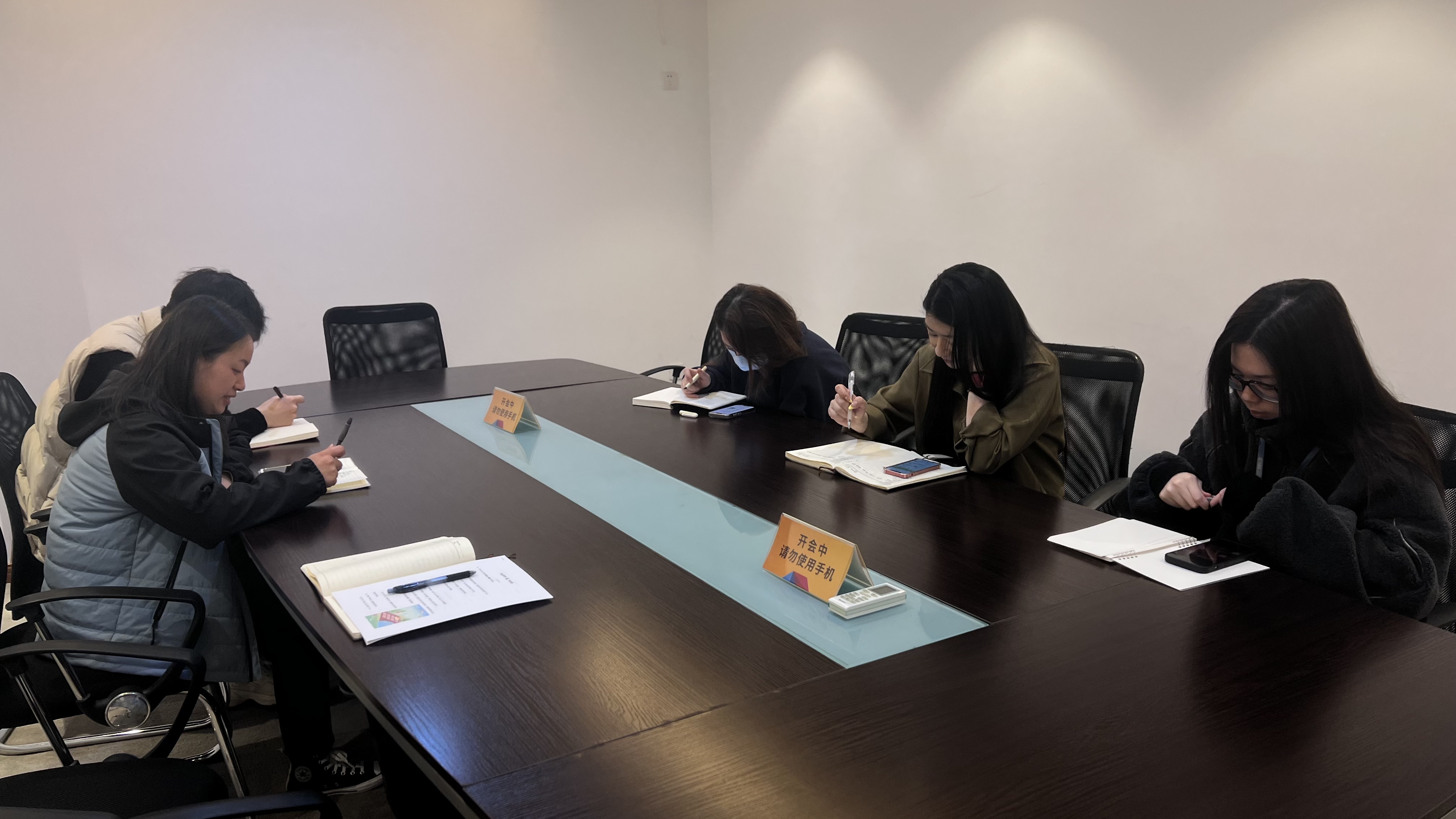 水晶城企划组召开1月活动方案复盘总结聚会