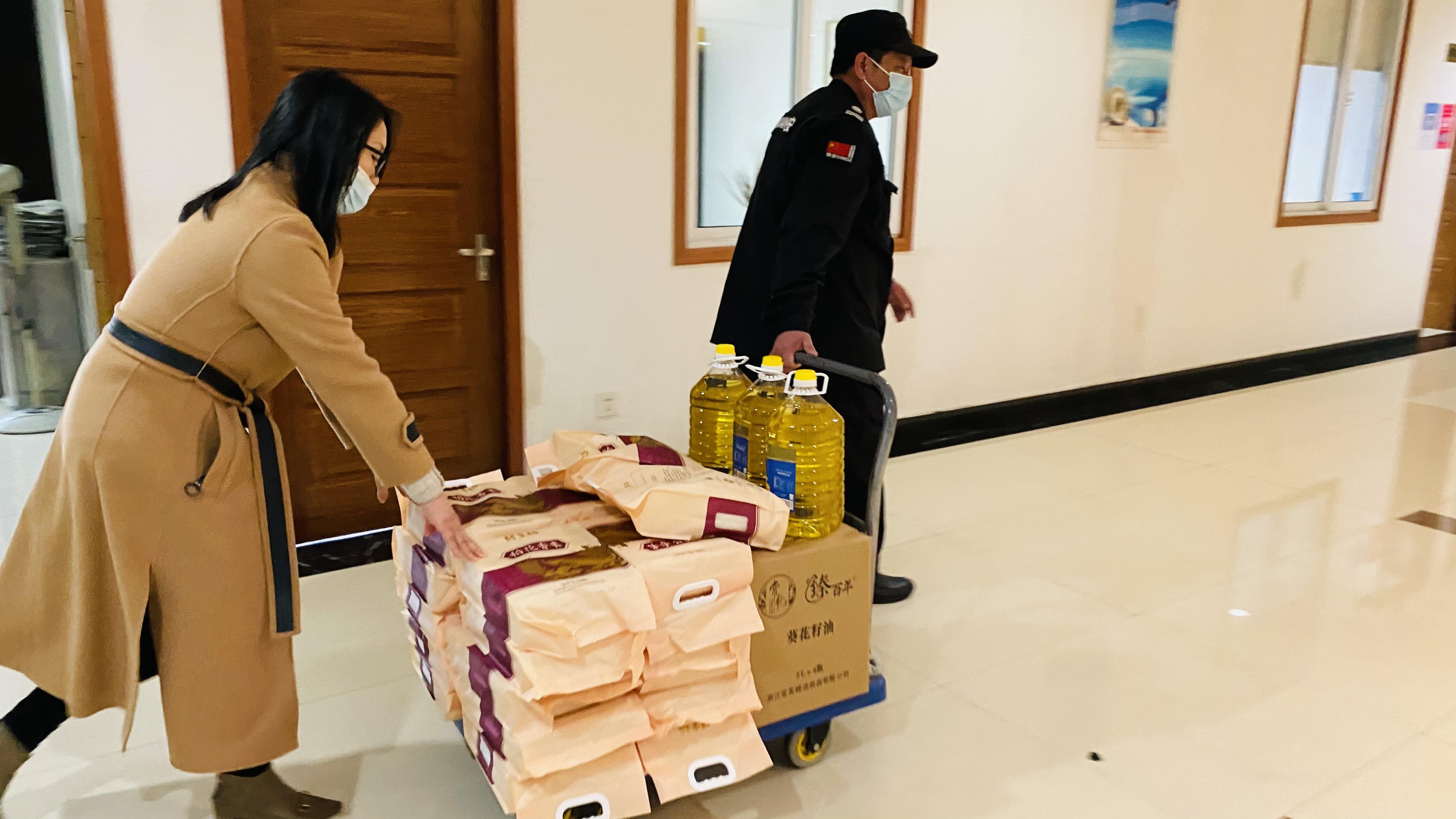 心系员工，，，，，温暖新春！ 钱江商城为全体员工发放春节福利