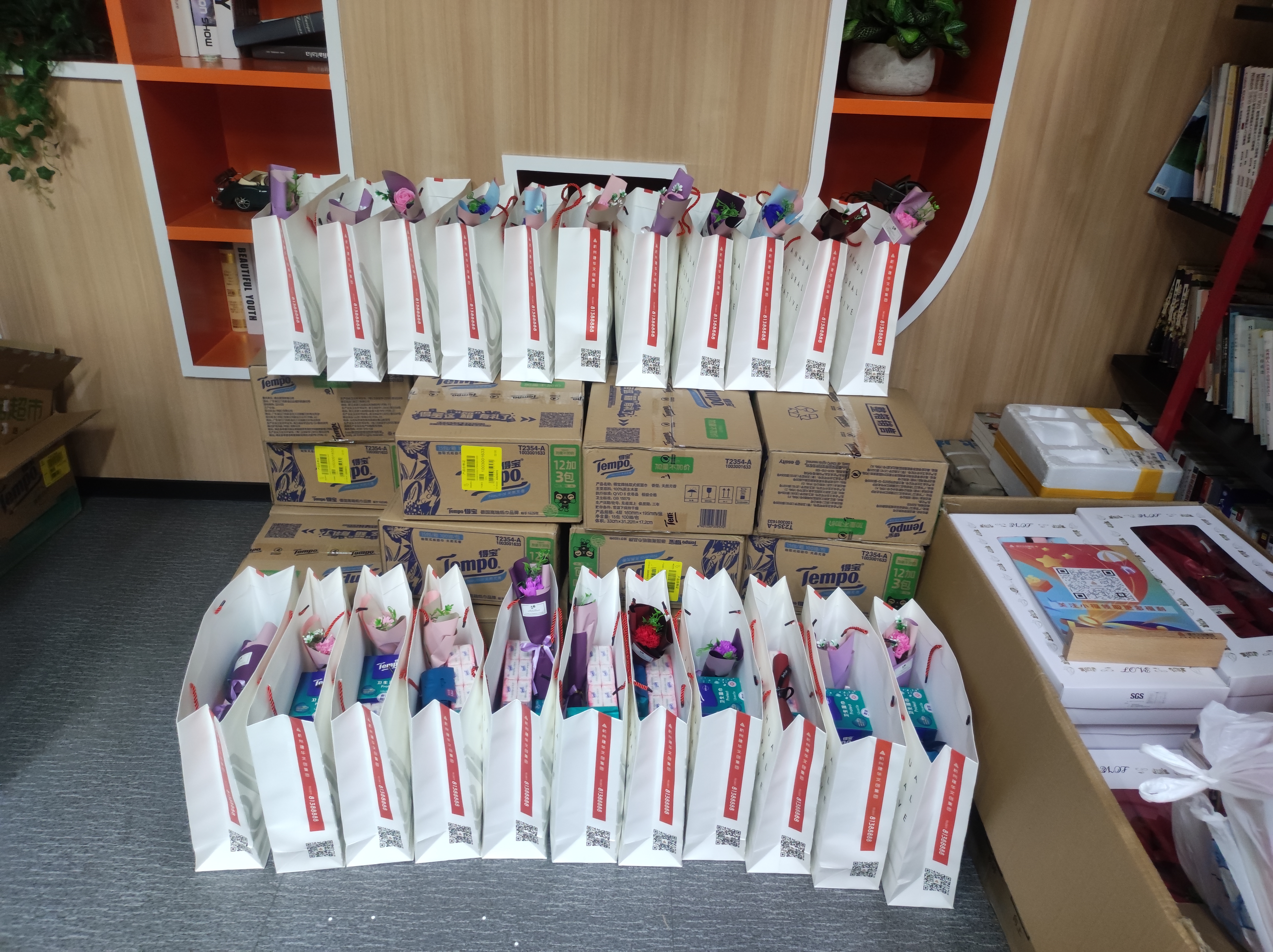 “芝兰细腻至，，，，伊人踏香来”——-9227新葡的京集团文创集团工会开展女神节慰问活动