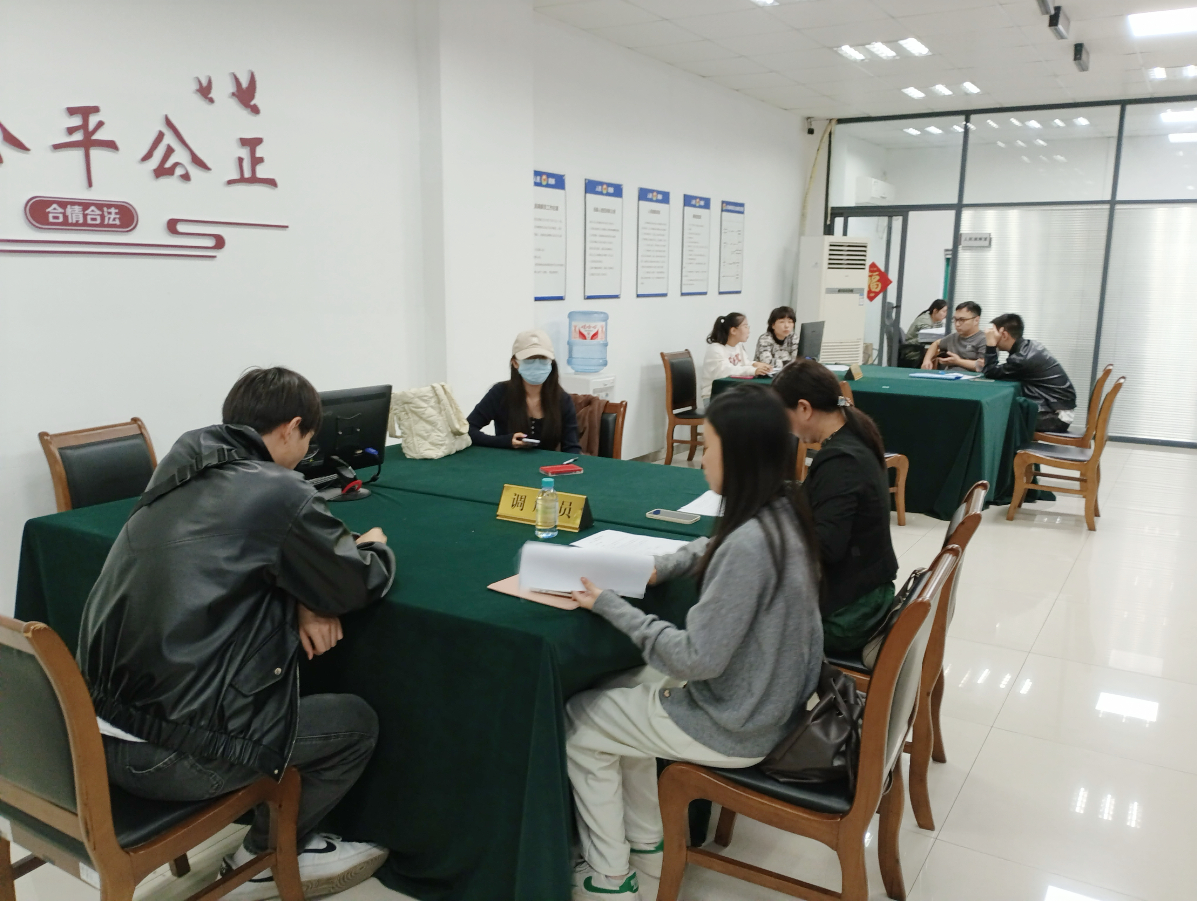 调解显温情，，，，，，商业洪流中的信任与重生