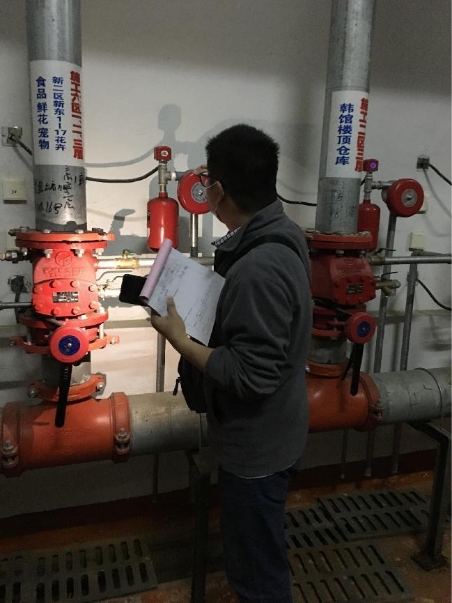 大关街道西一社区走访钱江商城开展消防清静检查