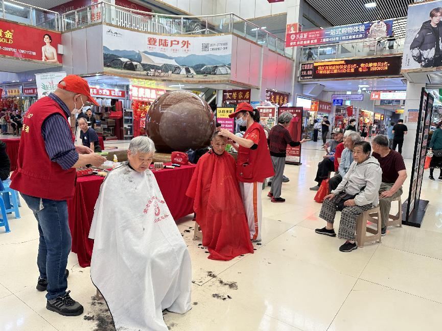 阳光六月，，，，，绽放“益”彩