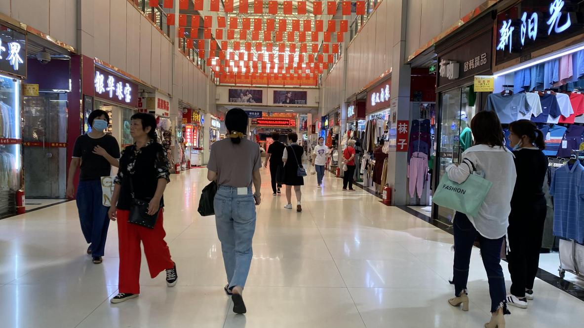 钱江商城五星红旗迎风招展 国庆佳节气氛浓