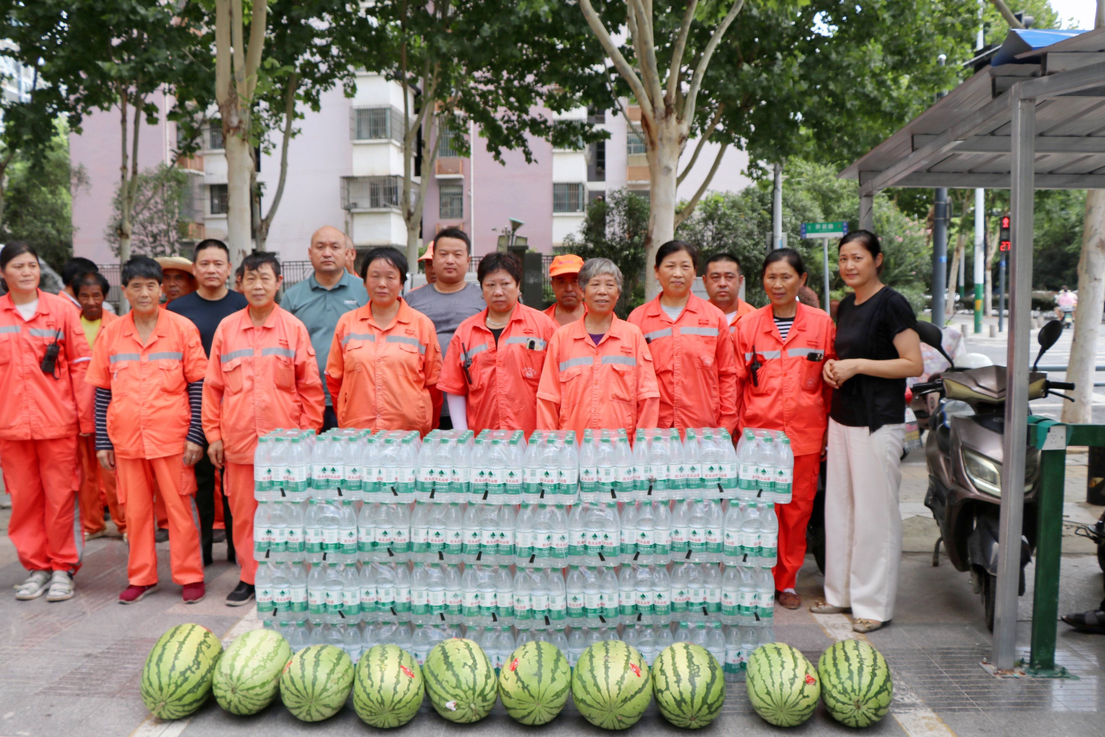  酷暑送清凉，，，关爱显继承——庐阳9227新葡的京集团文创园携手爱心企业开展夏日送清凉活动