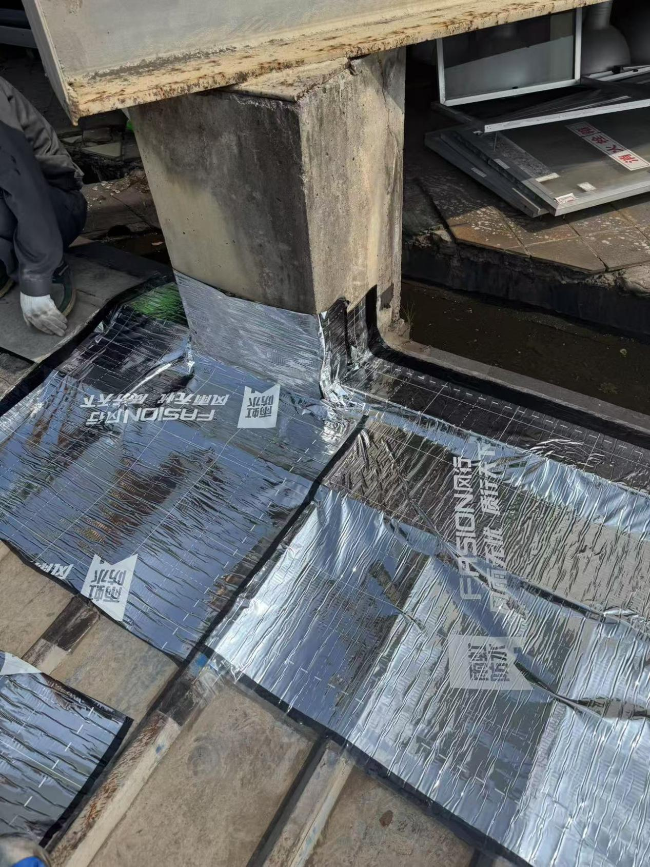 汗水浇筑清静线：钱江商城维修班高效完成防漏修补