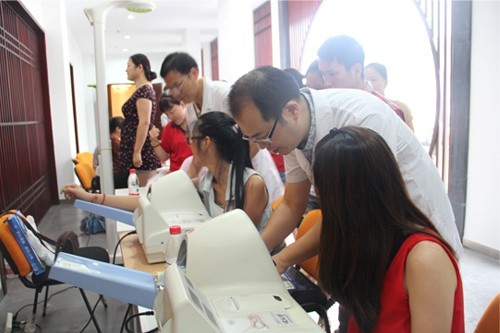 20130626-279227新葡的京集团文创园党支部联合拱墅二院开展“轻松一身，，慢病远离”主题活动 (2).jpg