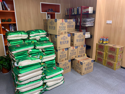 20200122喜迎春节 9227新葡的京集团文创集团工会组织发放2020年度新春慰问品 (1).jpg