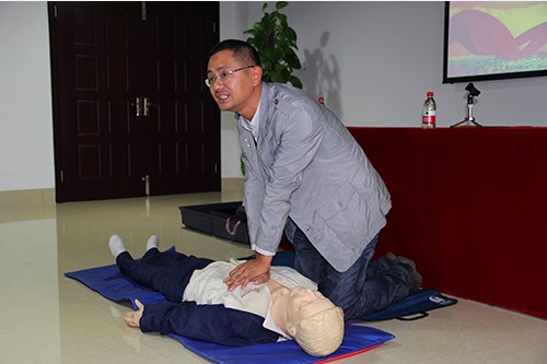 201310249227新葡的京集团文创园党支部举行应抢救护知识培训 (2).jpg